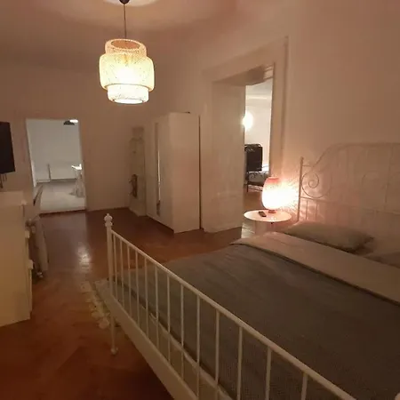 Siren In Center Apartment