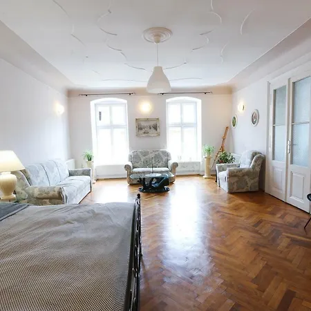 Siren In Center Apartment